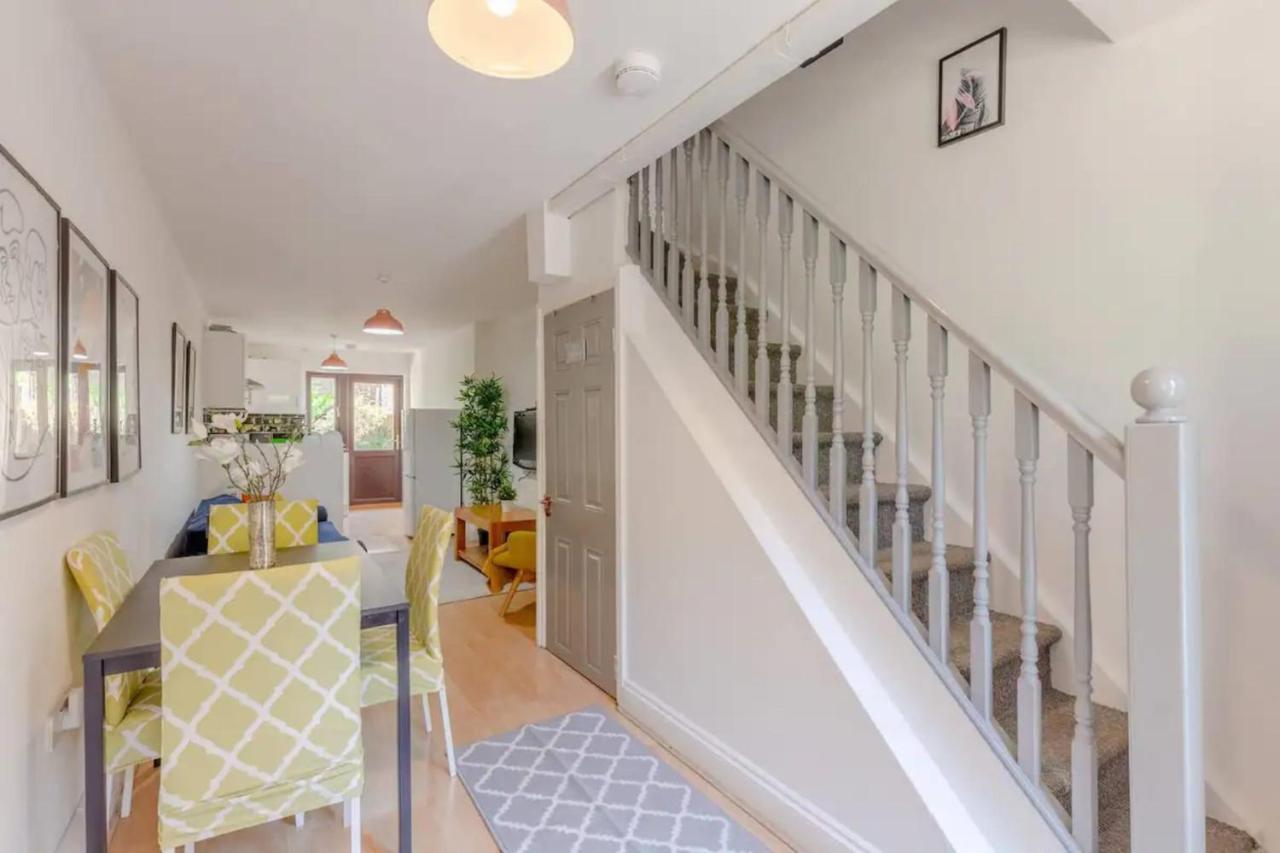 Bright 2 Bedroom House In Kennington London