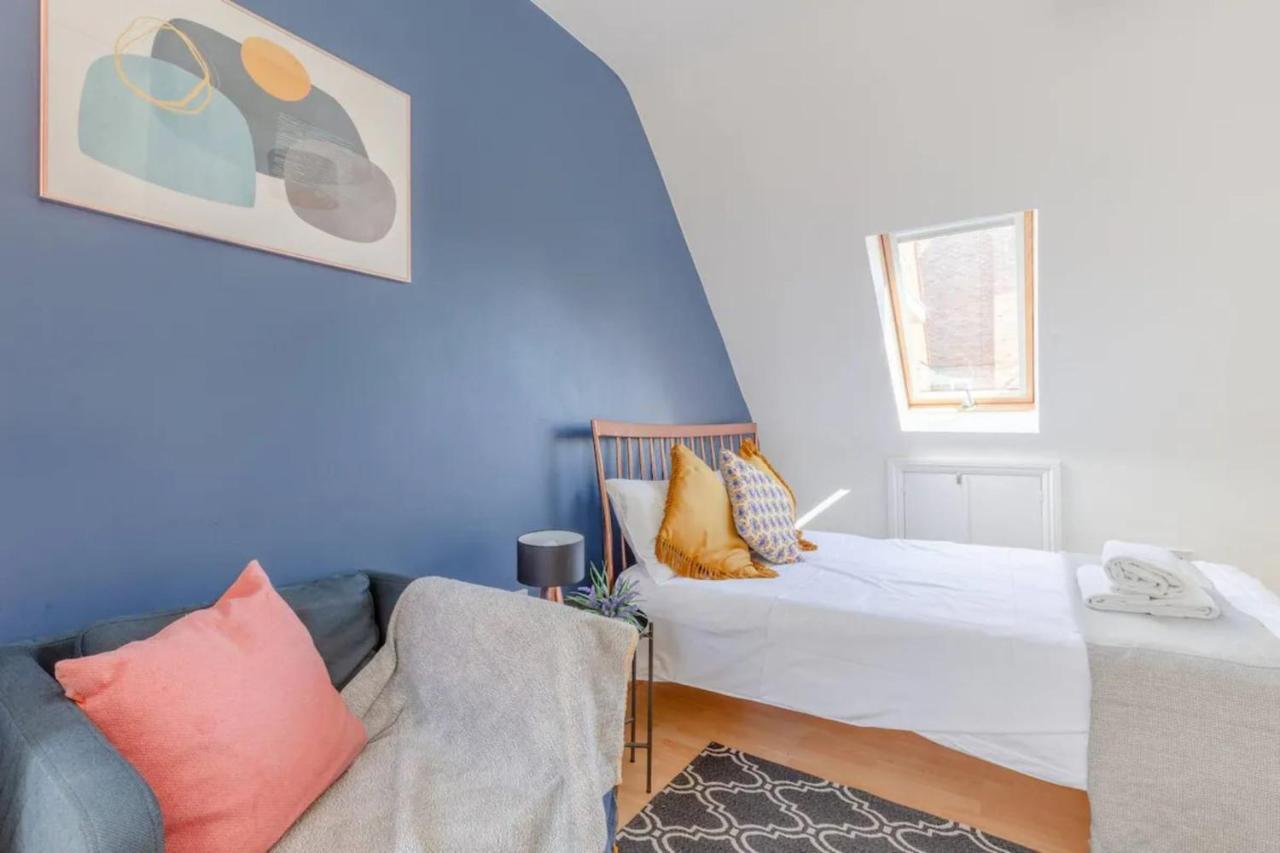 Bright 2 Bedroom House In Kennington London