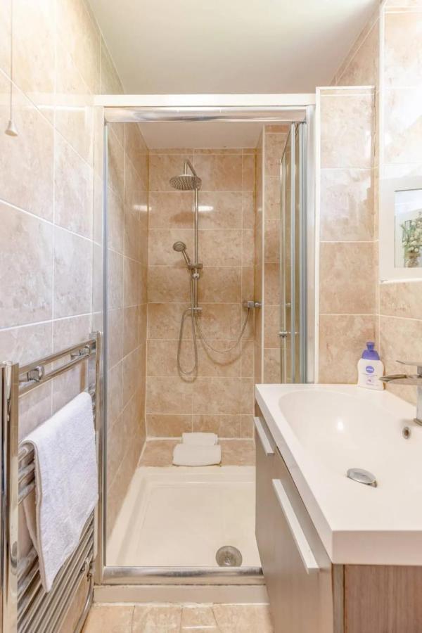 Bright 2 Bedroom House In Kennington Holiday home *