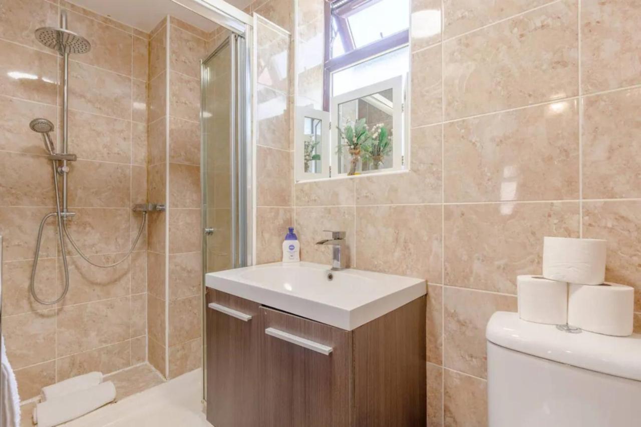 Bright 2 Bedroom House In Kennington Holiday home *