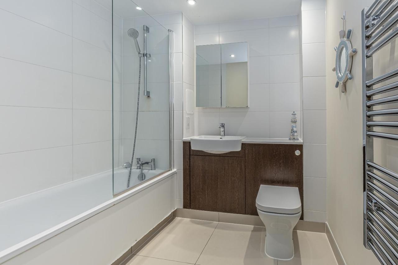 3 Bedrooms Close To Canning Town & Excel Apartment