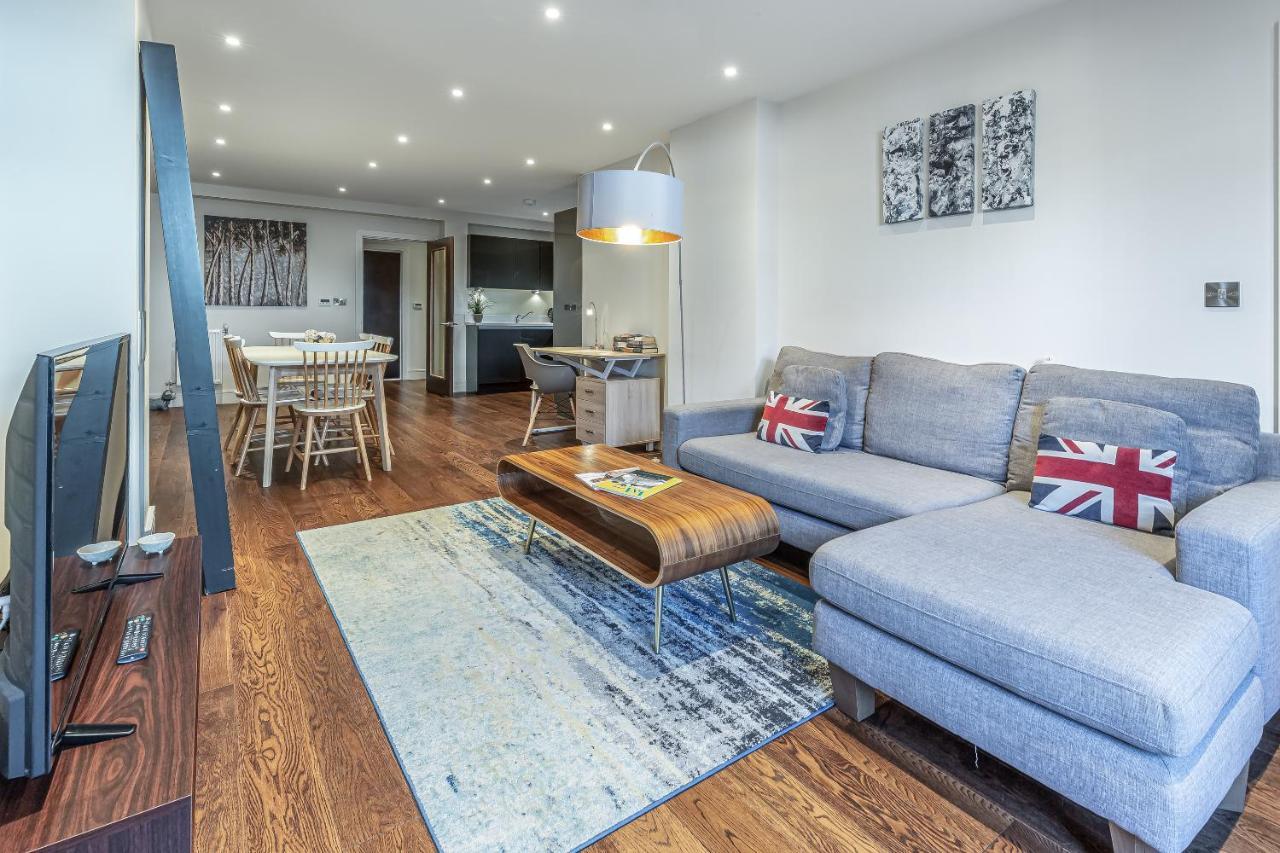 3 Bedrooms Close To Canning Town & Excel Apartment