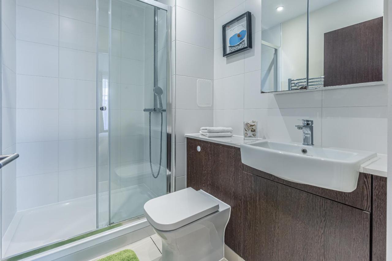 3 Bedrooms Close To Canning Town & Excel Apartment