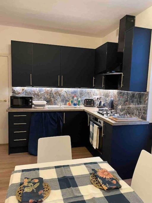 West Stunning Garden Flat - Period Features * Londen