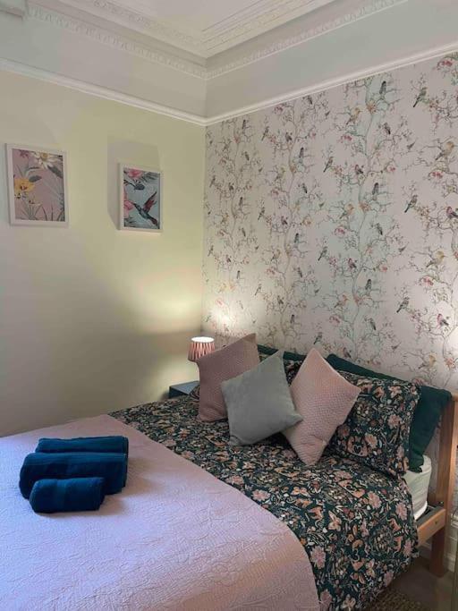 West Stunning Garden Flat - Period Features Leilighet London