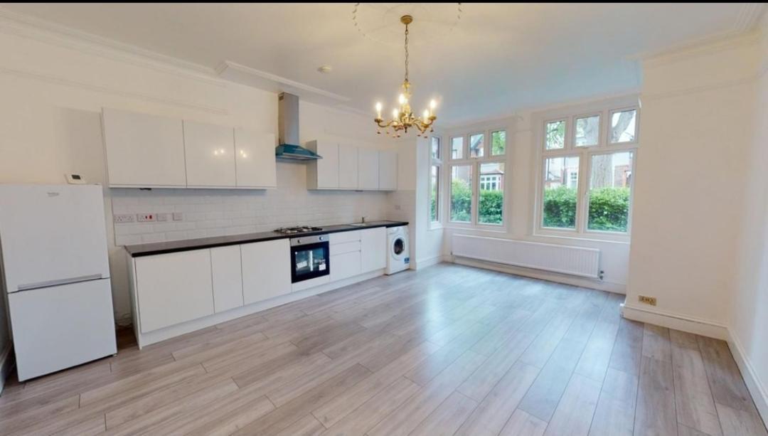Apartment Homely 3 Bedroom Ground Floor Flat London