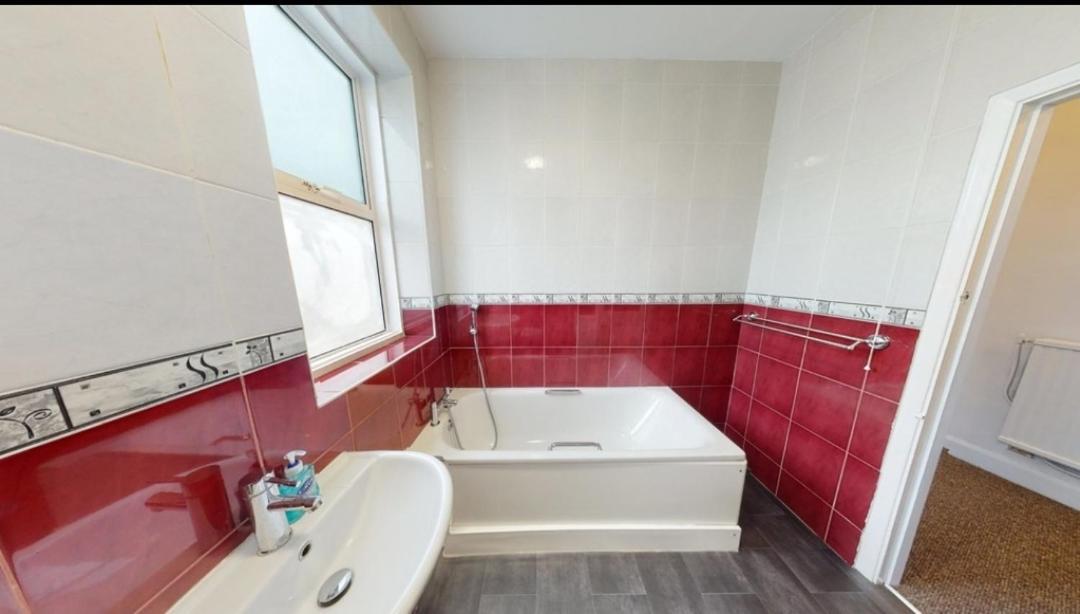 Apartment Homely 3 Bedroom Ground Floor Flat *