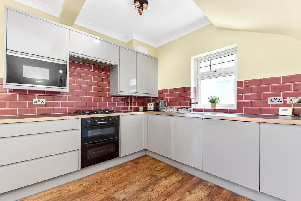Apartment 3br Home/fast Wi-fi/ Quiet Road London