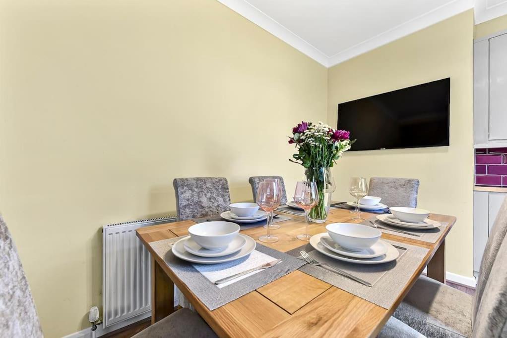 Apartment 3br Home/fast Wi-fi/ Quiet Road *