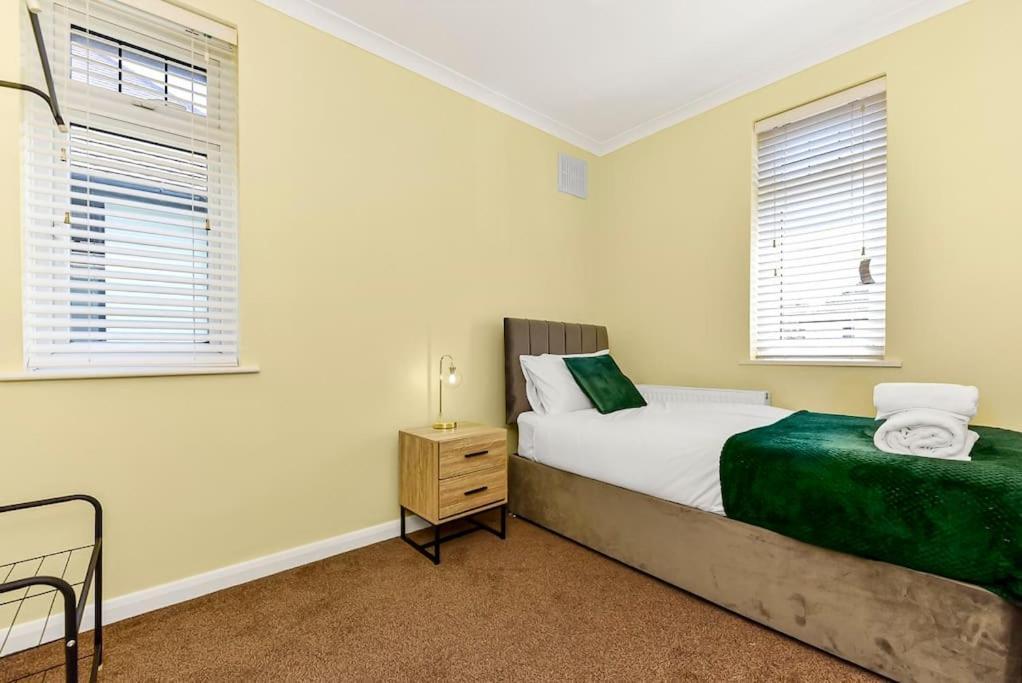 3br Home/fast Wi-fi/ Quiet Road
