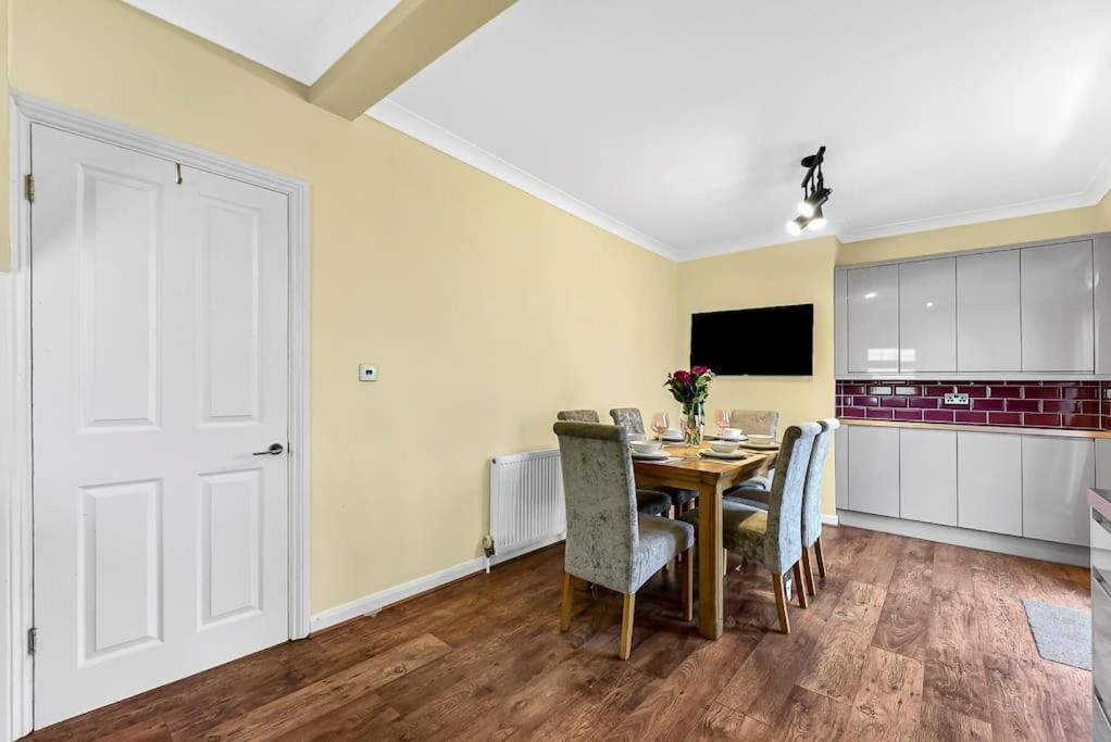 3br Home/fast Wi-fi/ Quiet Road Apartment
