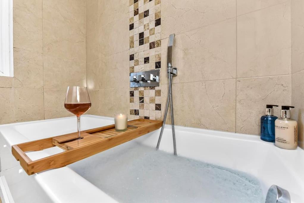 3br Home/fast Wi-fi/ Quiet Road Apartment London