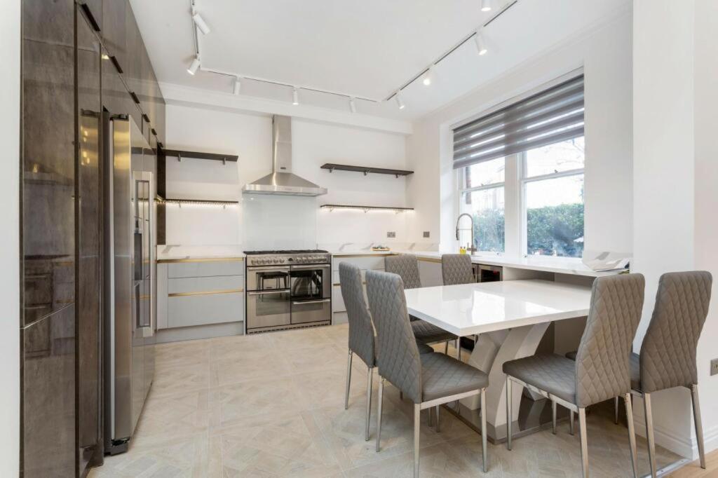 Modern Chelsea Flat, 3bd 2bath, With Parking * Londen