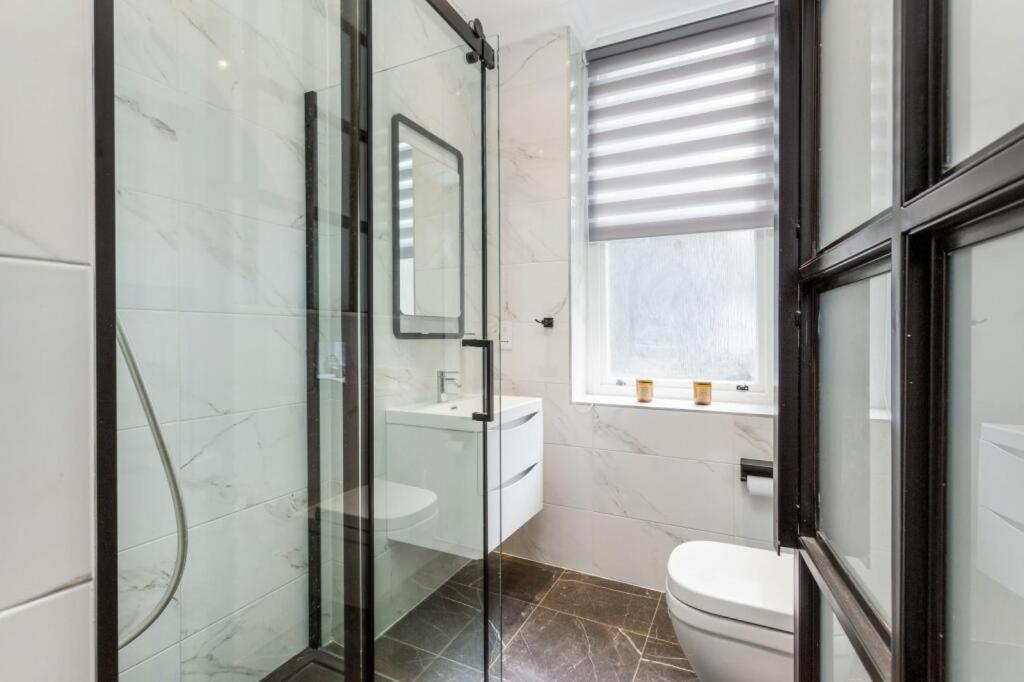 Modern Chelsea Flat, 3bd 2bath, With Parking Appartement Londen