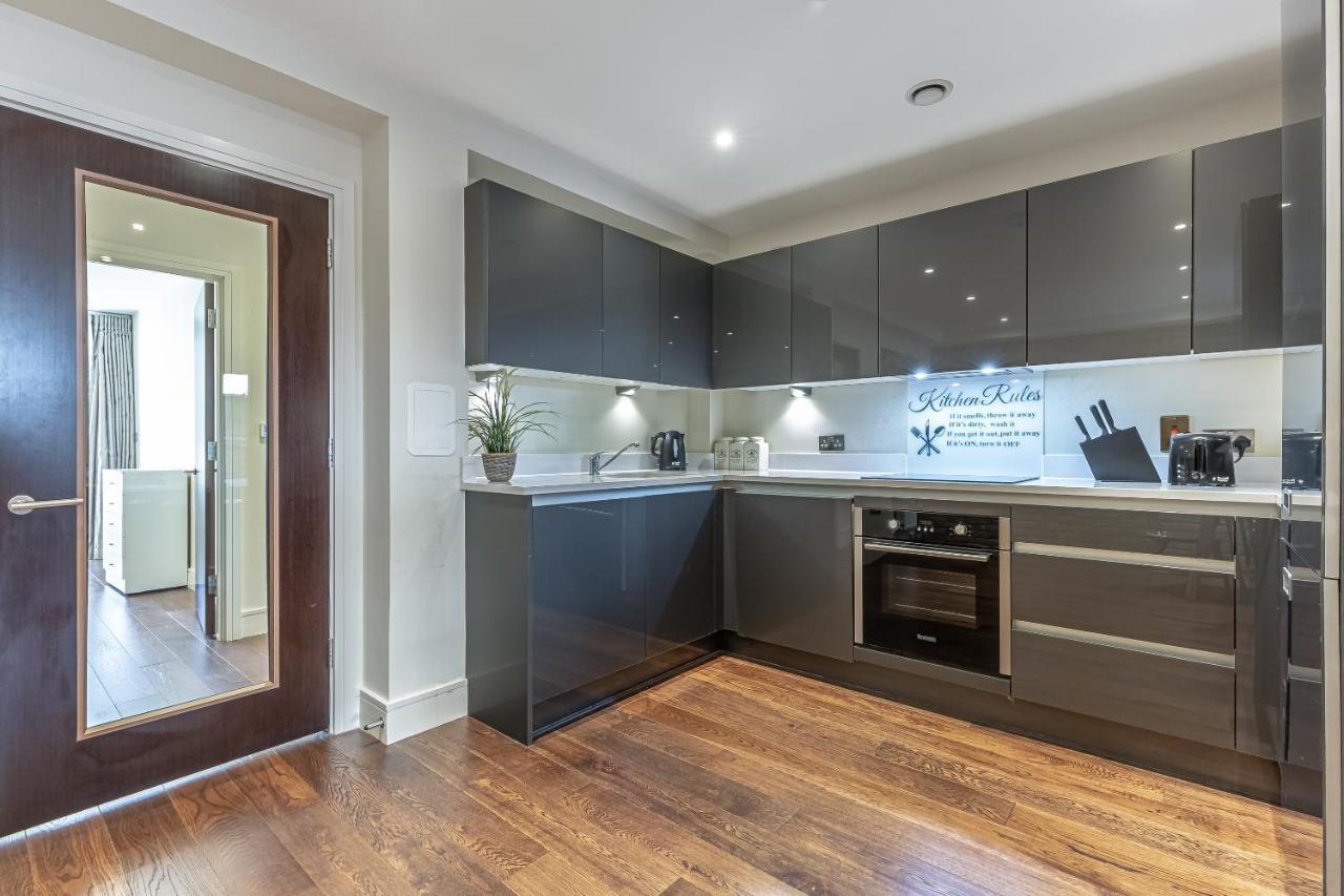3 Bedrooms Close To Canning Town & Excel Apartment London