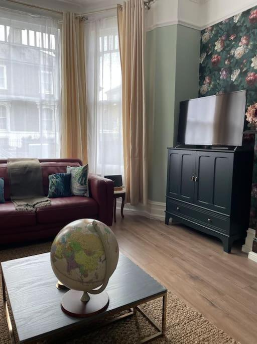 West Stunning Garden Flat - Period Features Appartement Londen