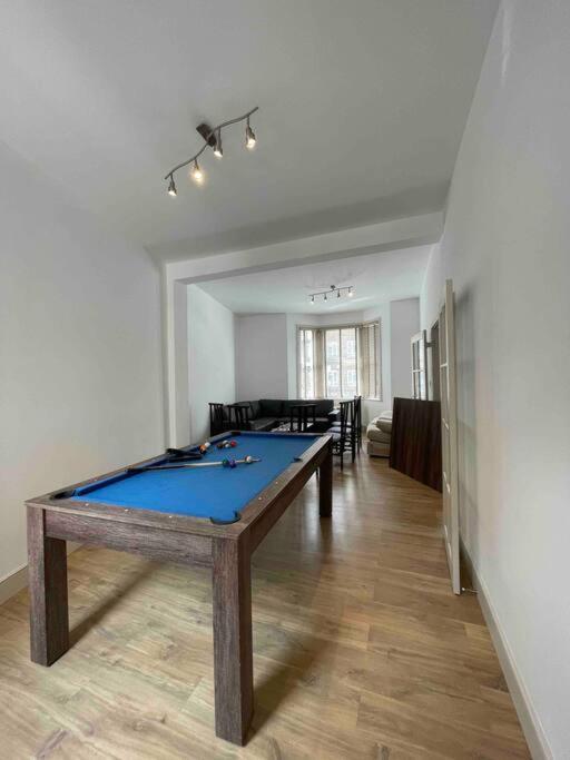 Westfield, 8 Beds, 5 Stations 10min, 20min * London