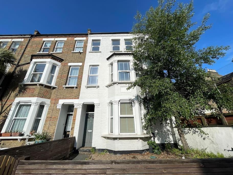 Westfield, 8 Beds, 5 Stations 10min, 20min Holiday home