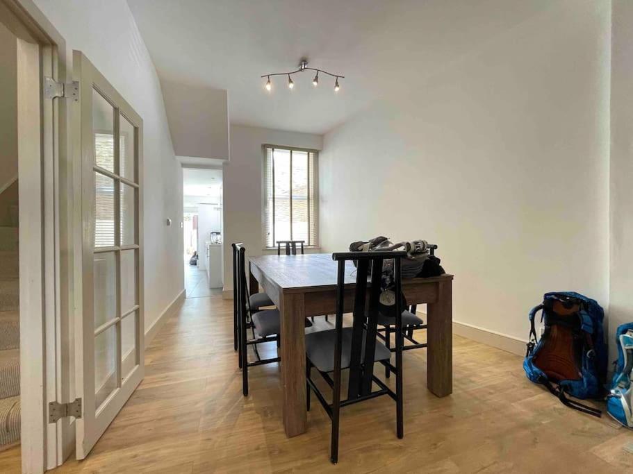 Westfield, 8 Beds, 5 Stations 10min, 20min * London