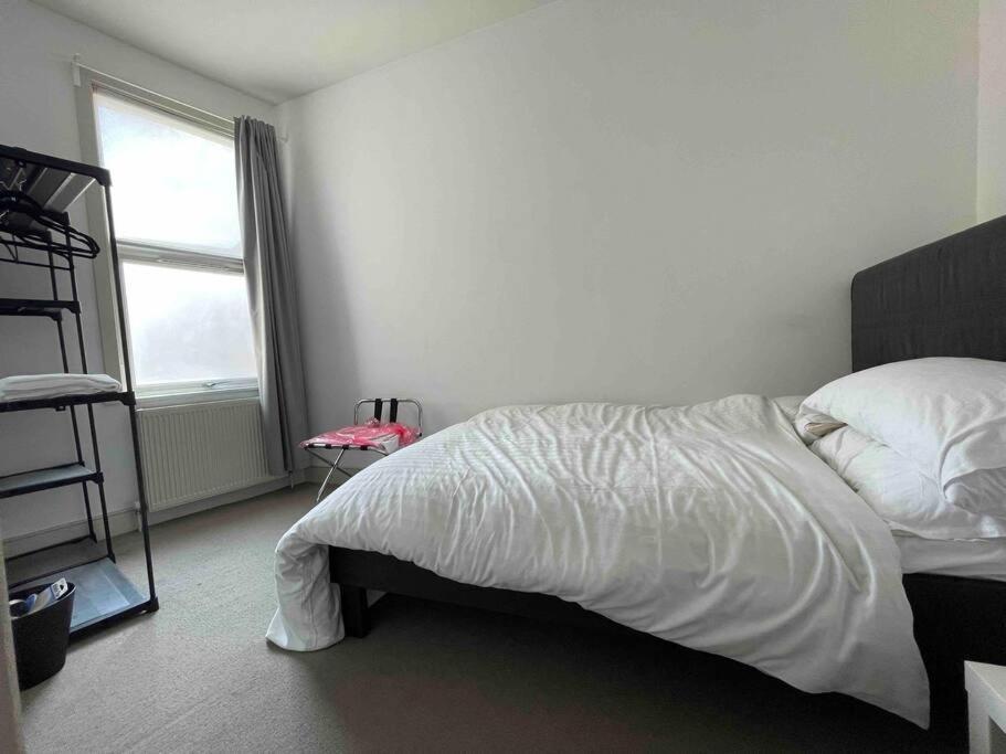 Westfield, 8 Beds, 5 Stations 10min, 20min Holiday home London