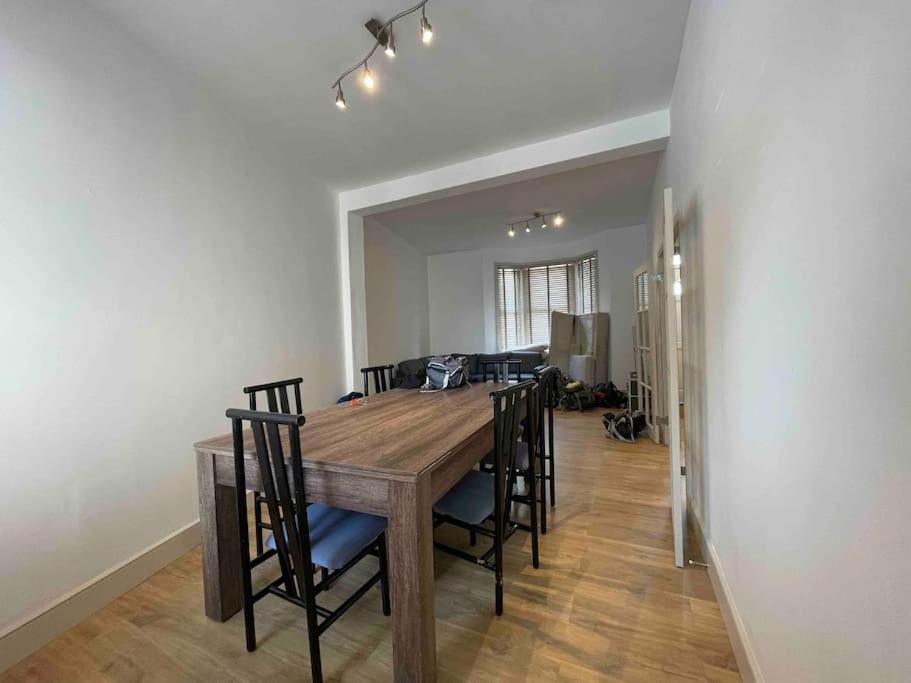 Westfield, 8 Beds, 5 Stations 10min, 20min Holiday home