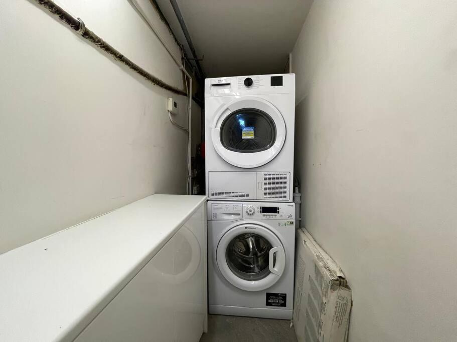 Feriehus Westfield, 8 Beds, 5 Stations 10min, 20min London