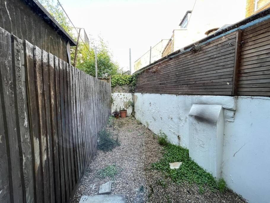 Westfield, 8 Beds, 5 Stations 10min, 20min * London
