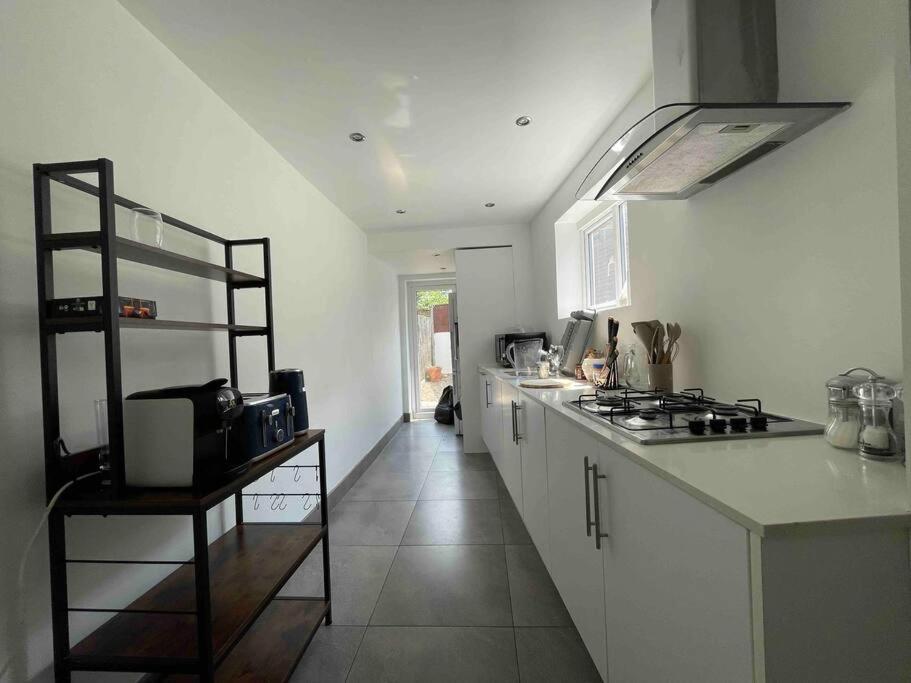 Westfield, 8 Beds, 5 Stations 10min, 20min * London