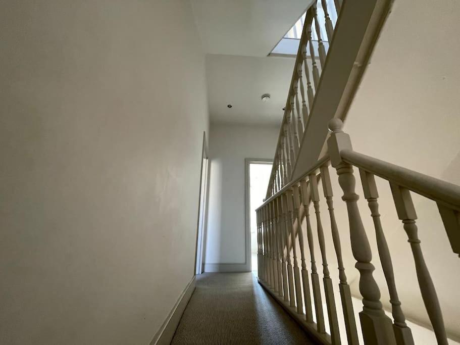 Holiday home Westfield, 8 Beds, 5 Stations 10min, 20min London