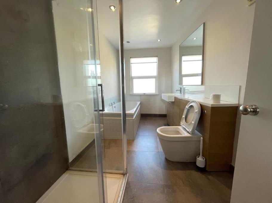 Westfield, 8 Beds, 5 Stations 10min, 20min London