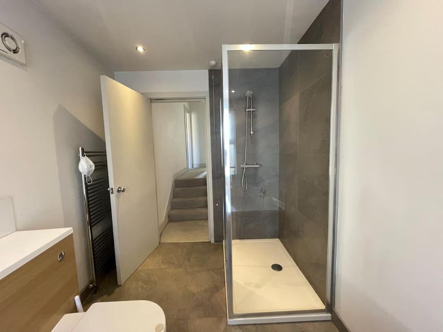 Westfield, 8 Beds, 5 Stations 10min, 20min * London