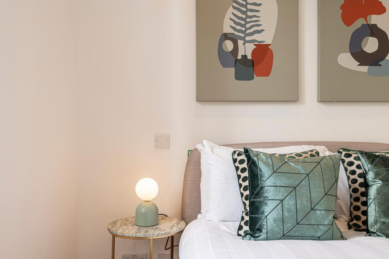 Stylish 1 Bed Flats In Soho, Next To Piccadilly Circus And Trafalgar Square