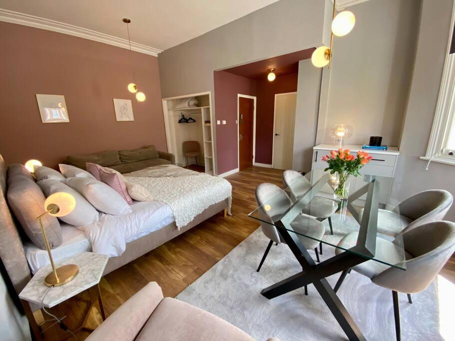 For 3 Near Regents Park N5 * London