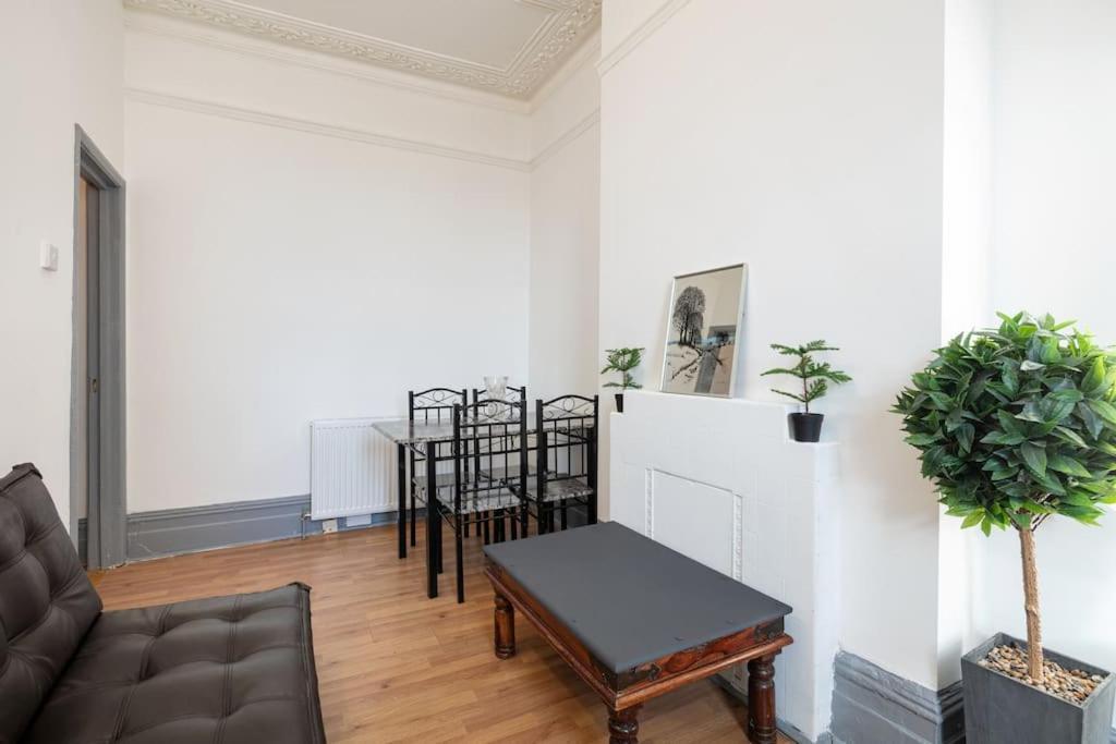 Apartment 2a - Bright & Airy 2 Bed Flat - 20 Mins To