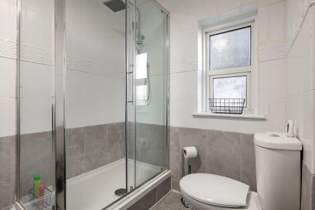 2a - Bright & Airy 2 Bed Flat - 20 Mins To * London