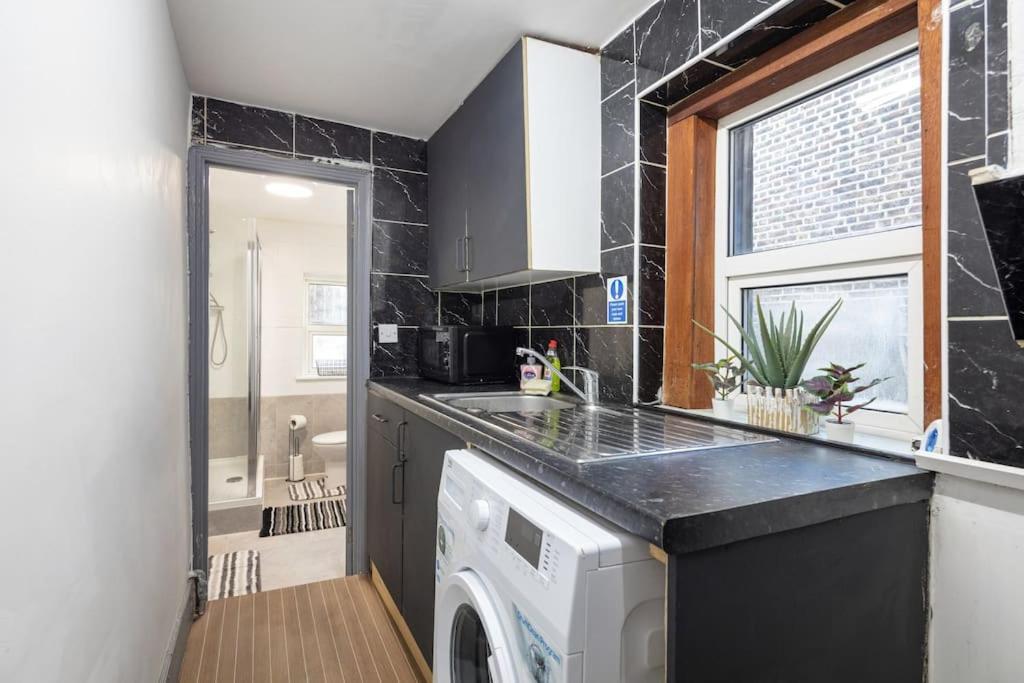 2a - Bright & Airy 2 Bed Flat - 20 Mins To Apartment
