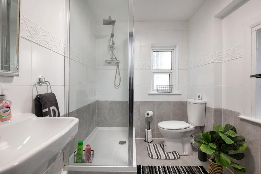 Apartment 2a - Bright & Airy 2 Bed Flat - 20 Mins To *