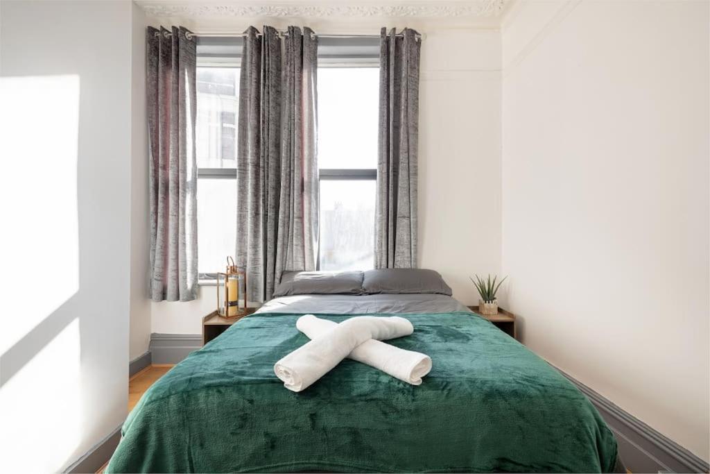 Apartment 2a - Bright & Airy 2 Bed Flat - 20 Mins To London