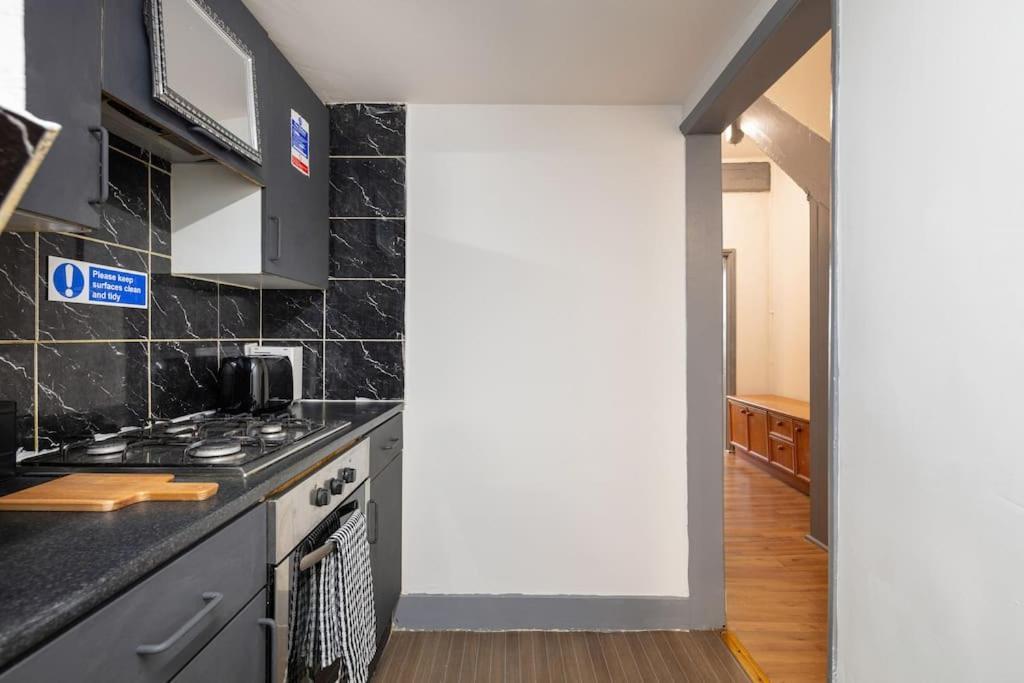 Apartment 2a - Bright & Airy 2 Bed Flat - 20 Mins To London