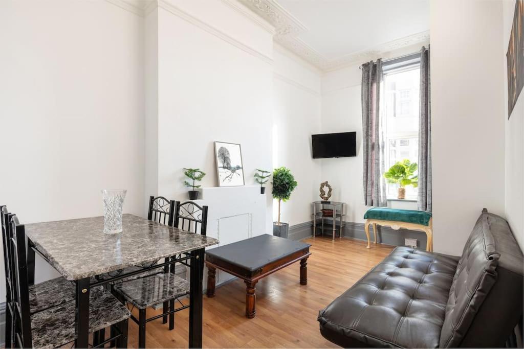 2a - Bright & Airy 2 Bed Flat - 20 Mins To * London