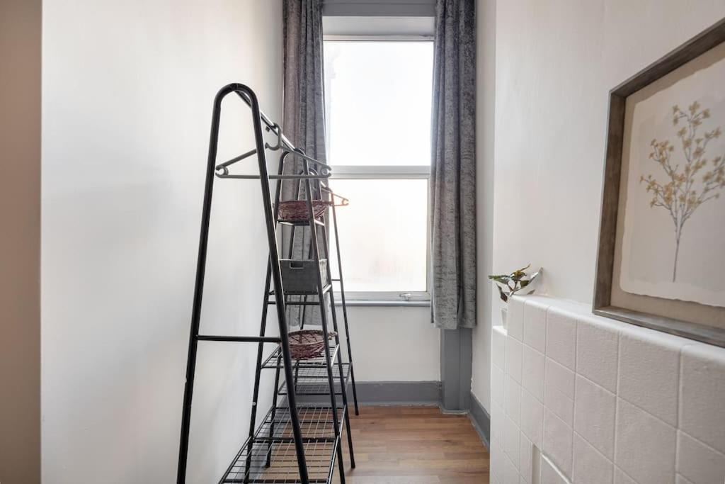 2a - Bright & Airy 2 Bed Flat - 20 Mins To London