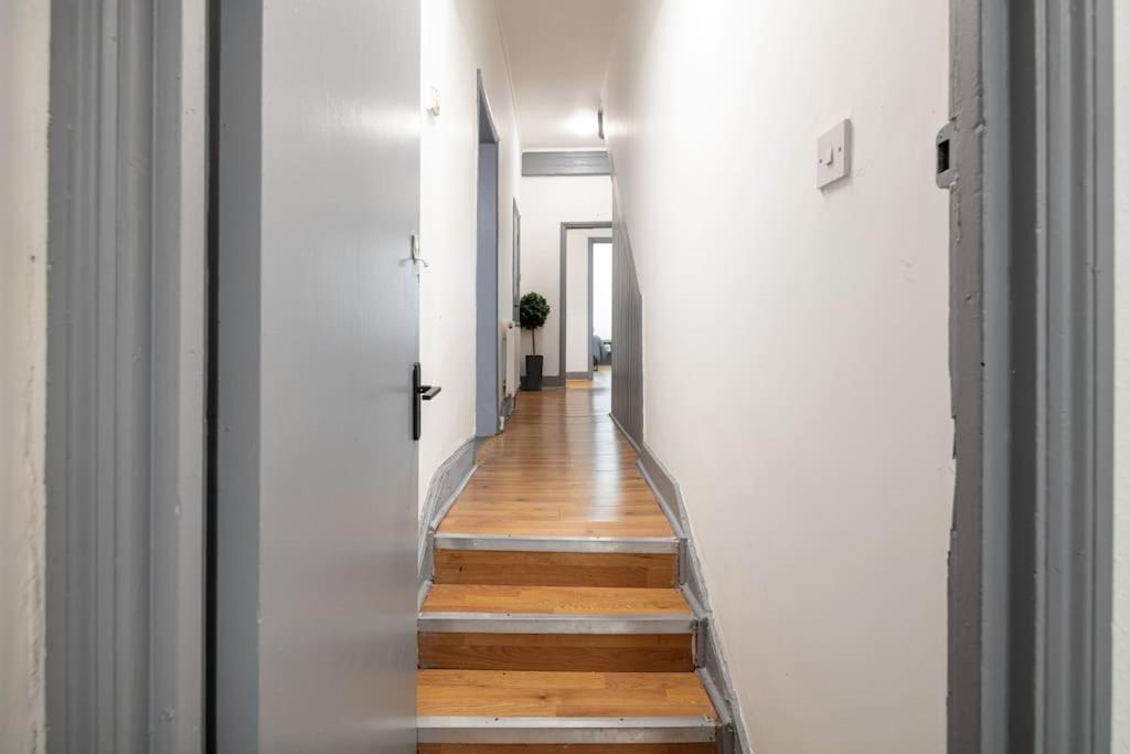 2a - Bright & Airy 2 Bed Flat - 20 Mins To Apartment