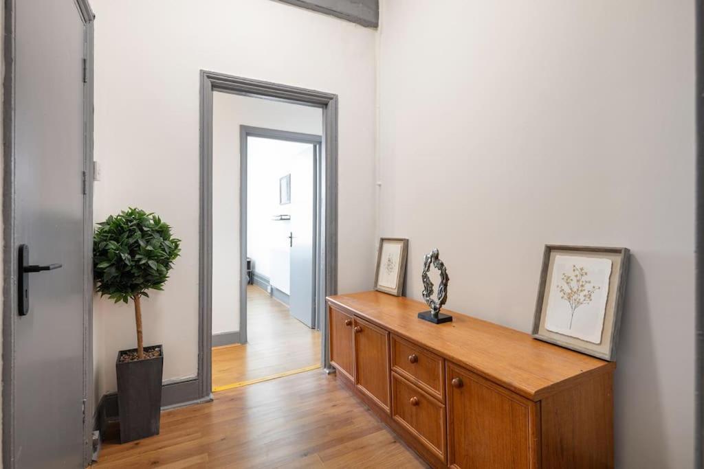 Apartment 2a - Bright & Airy 2 Bed Flat - 20 Mins To *