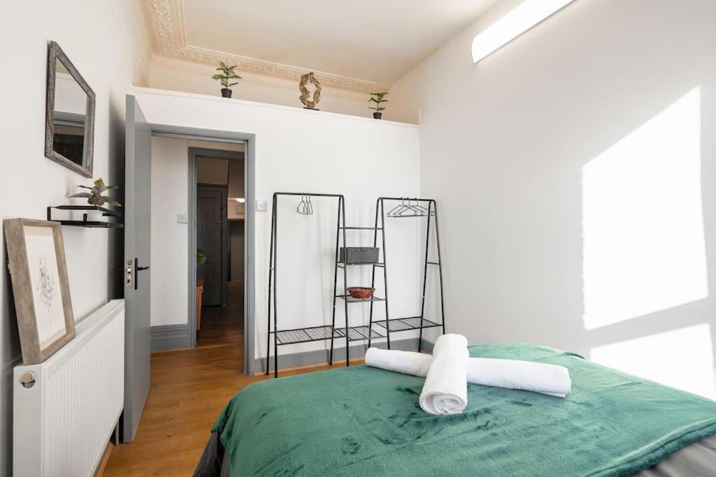 2a - Bright & Airy 2 Bed Flat - 20 Mins To Apartment