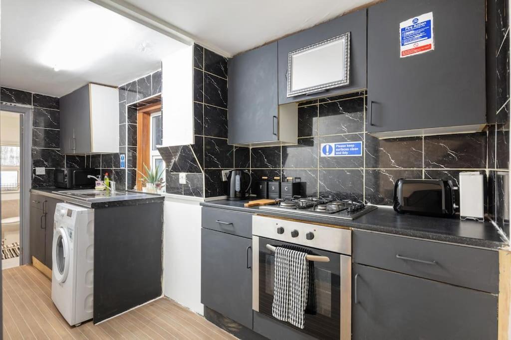 Apartment 2a - Bright & Airy 2 Bed Flat - 20 Mins To London