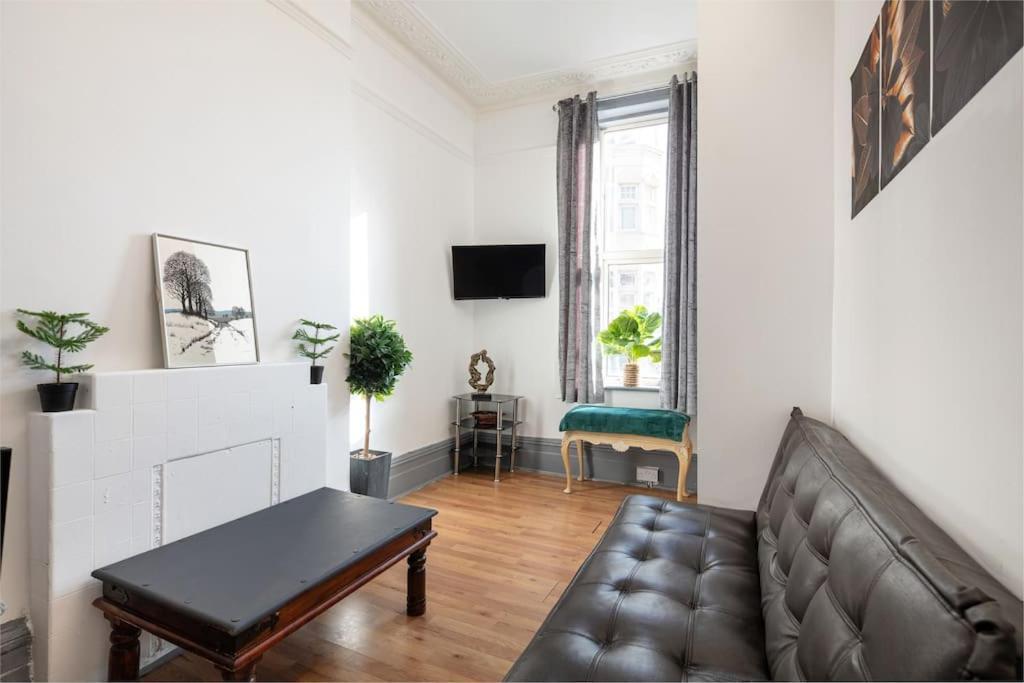 2a - Bright & Airy 2 Bed Flat - 20 Mins To Apartment *