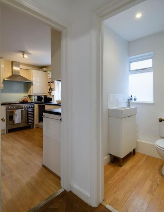 1 Bed Townhouse In Battersea Close To River Thames London