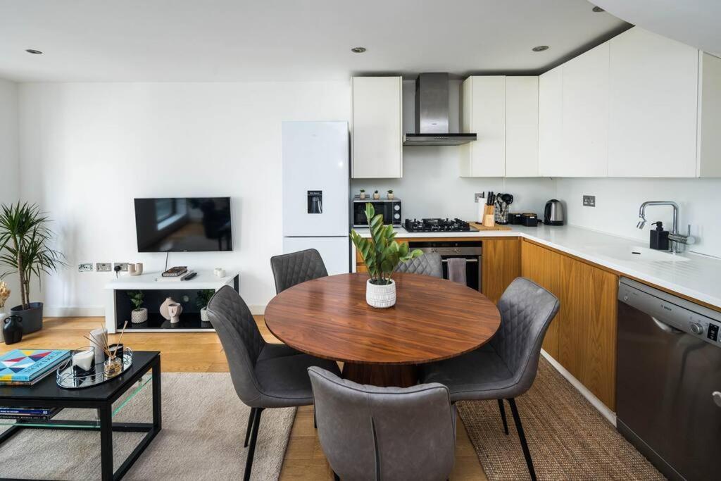 Renovated 2br, 2ba Near Hyde Park 1 Min From Tube