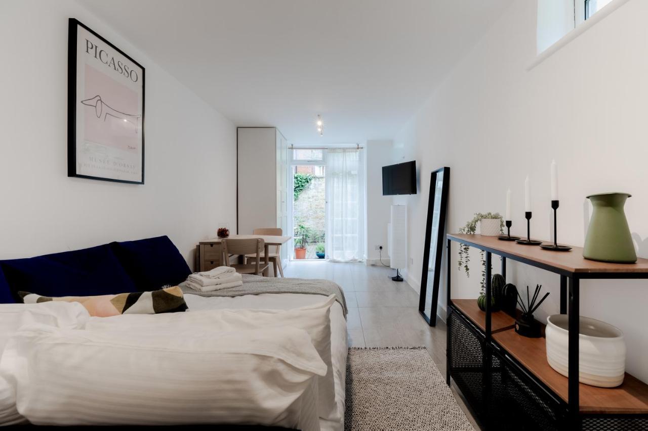 Bright & Charming Hampstead Garden Studio Apartment