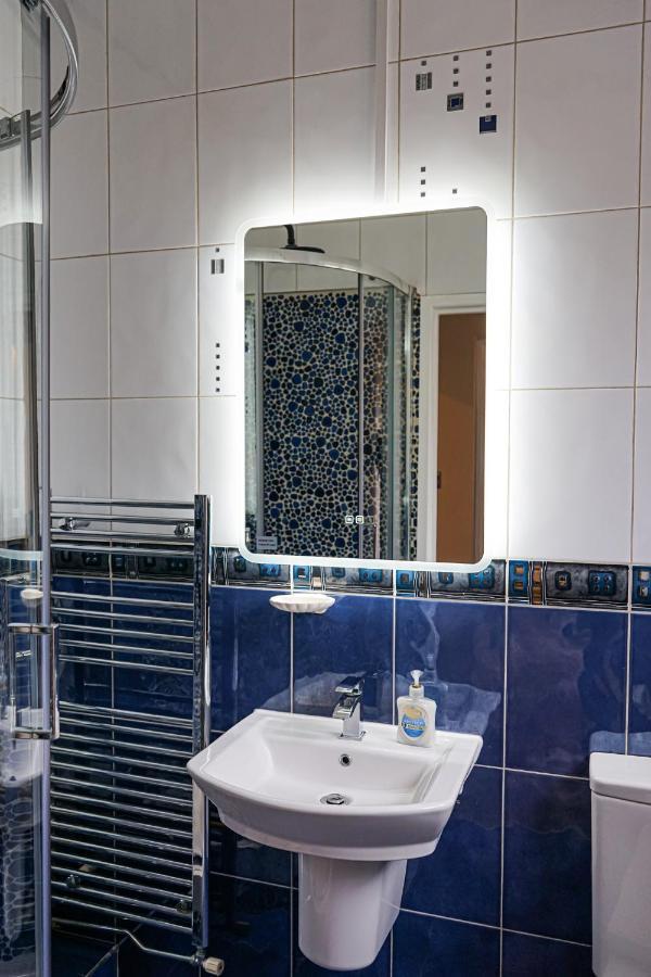 Luxury 5 Star Apartments, Parking, Garden, Near Metro Stations 10-15mins To Leilighet